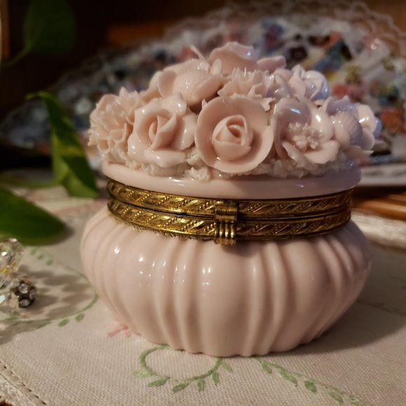 VINTAGE AND LUCITE AND KITSCH, OH MY! - Picture 11 of 16